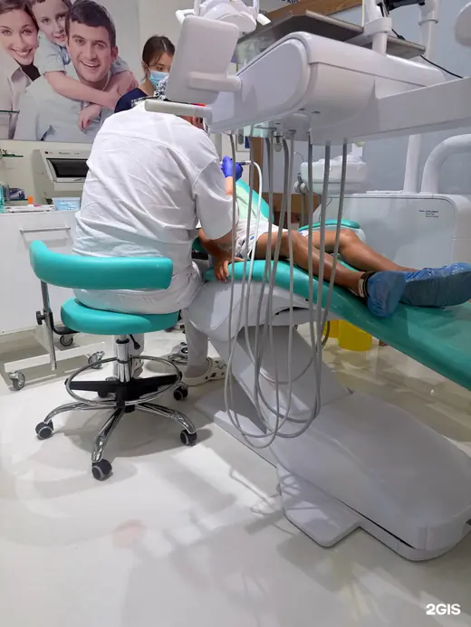 Кабинет: врач за работой у кресла