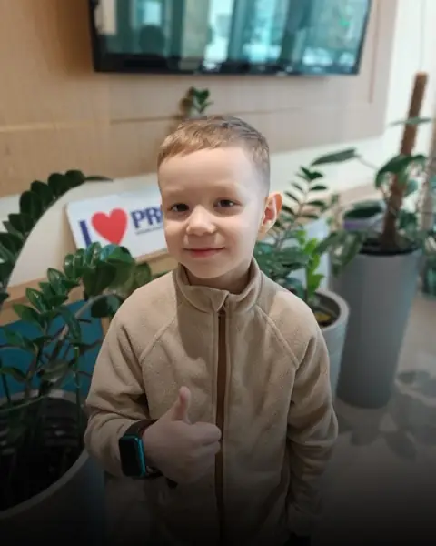 Мальчик в холле после приёма